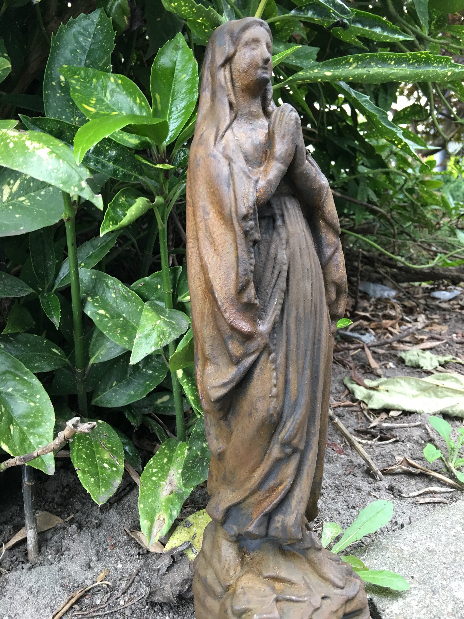 Statue der Jungfrau Maria voller Stein, schön im Detail, Farbe oxid
