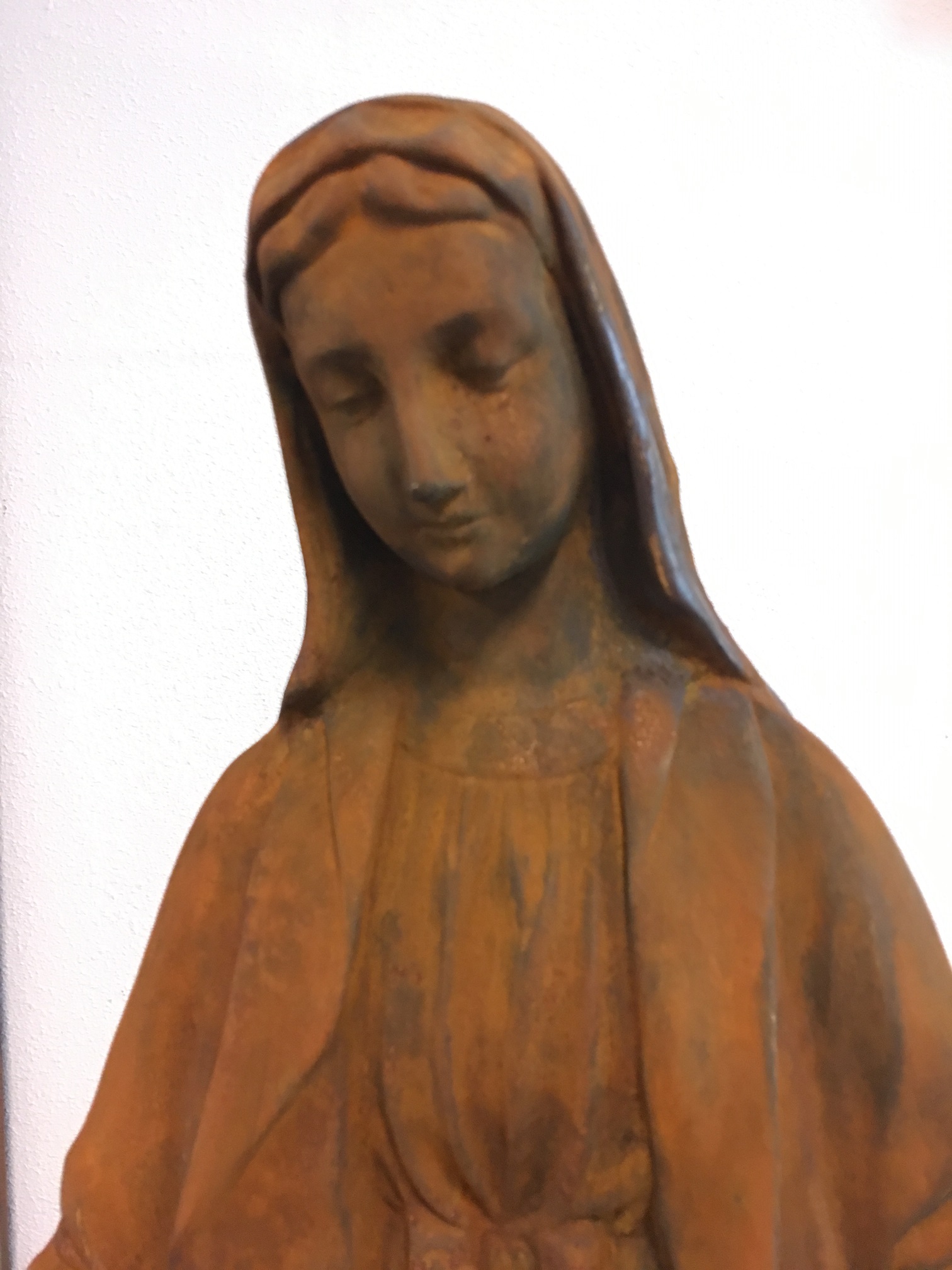 Mutter Maria / Mutter Maria, große Vollsteinskulptur auf Sockel aus Oxid