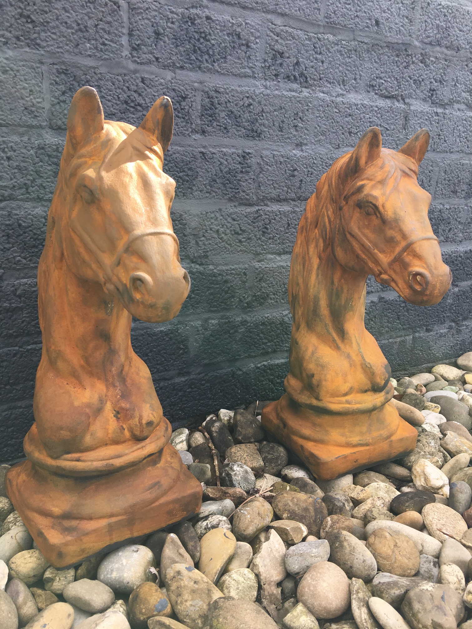 Set van 2 paardenhoofden, vol steen oxide