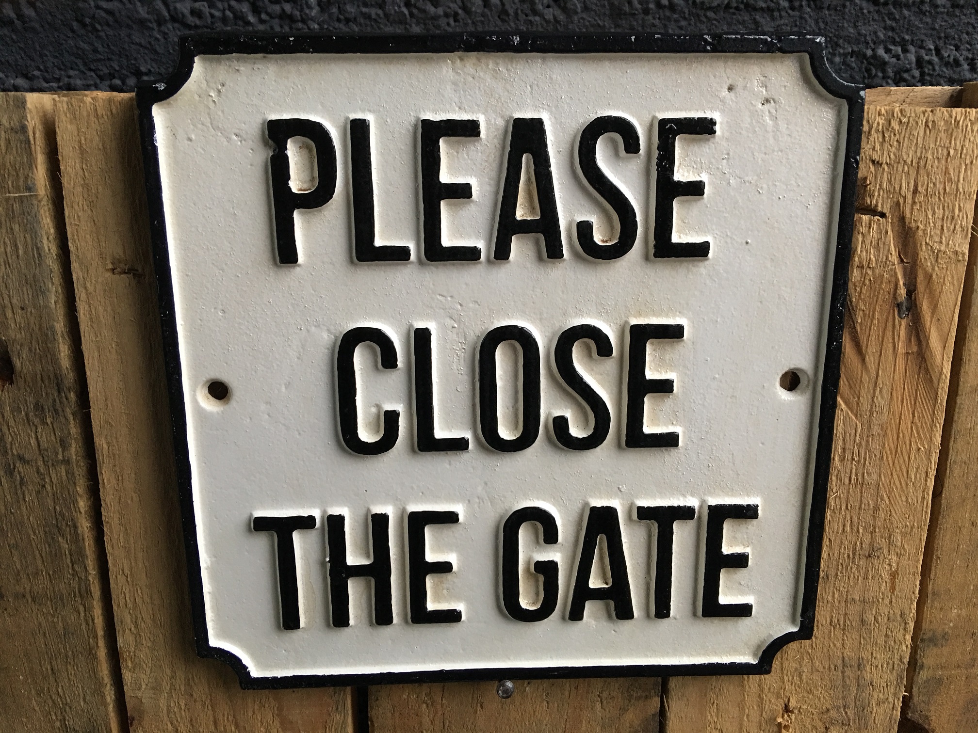 Schild emailliert 'Bitte schließen Sie das Tor' für Tür oder Tor