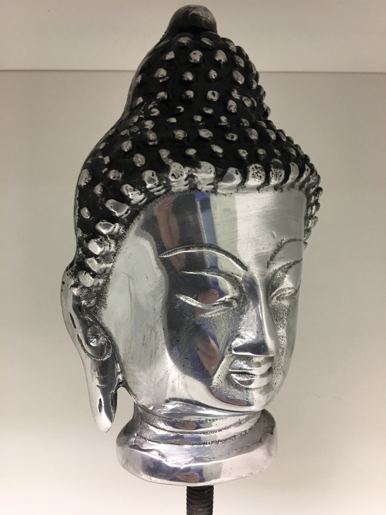 Boeddha hoofd op metalen statief, aluminium.