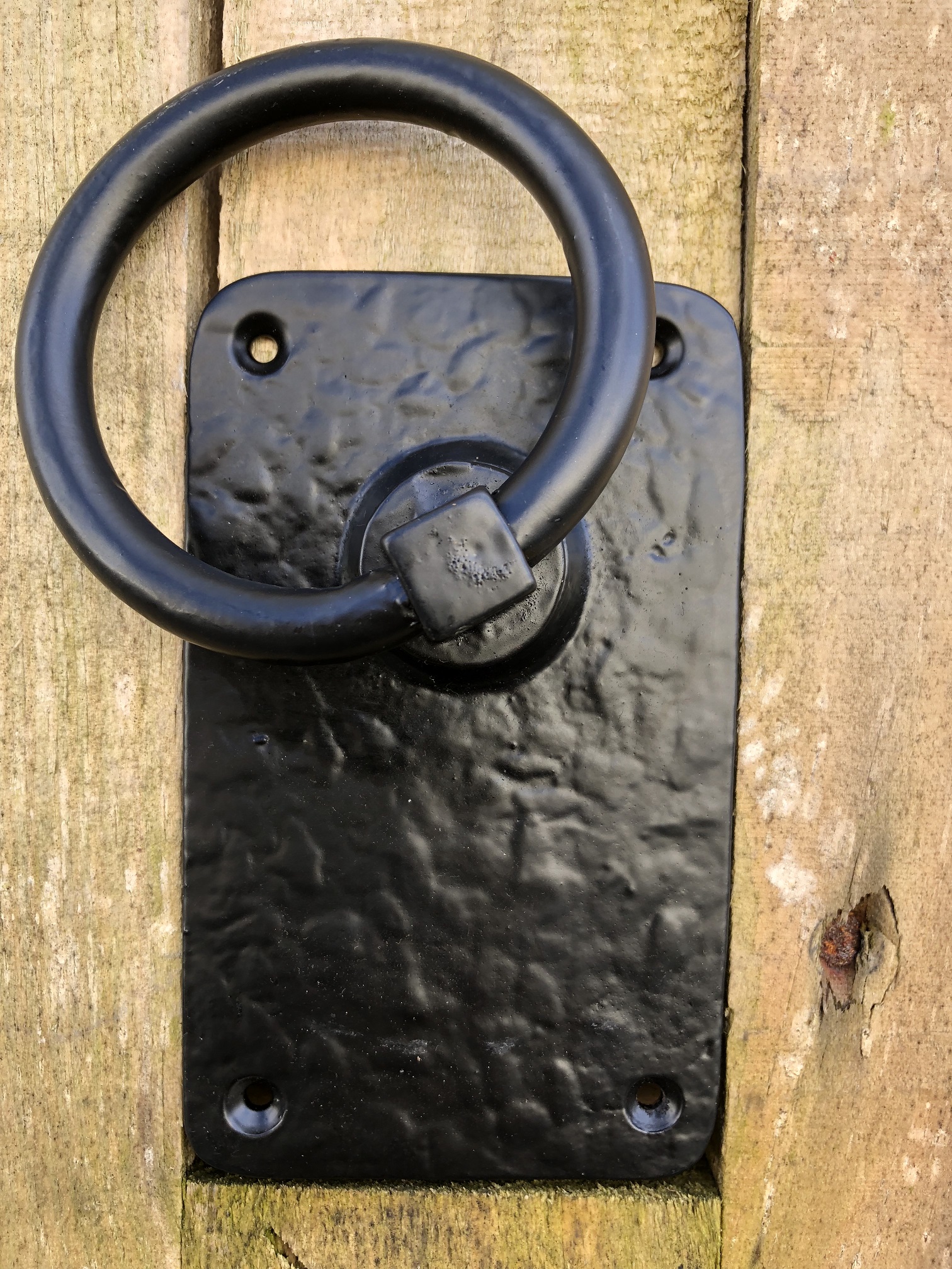 Rustikaler großer Ring als Türschließer/Torschließer - schwarz beschichtetes Metall.