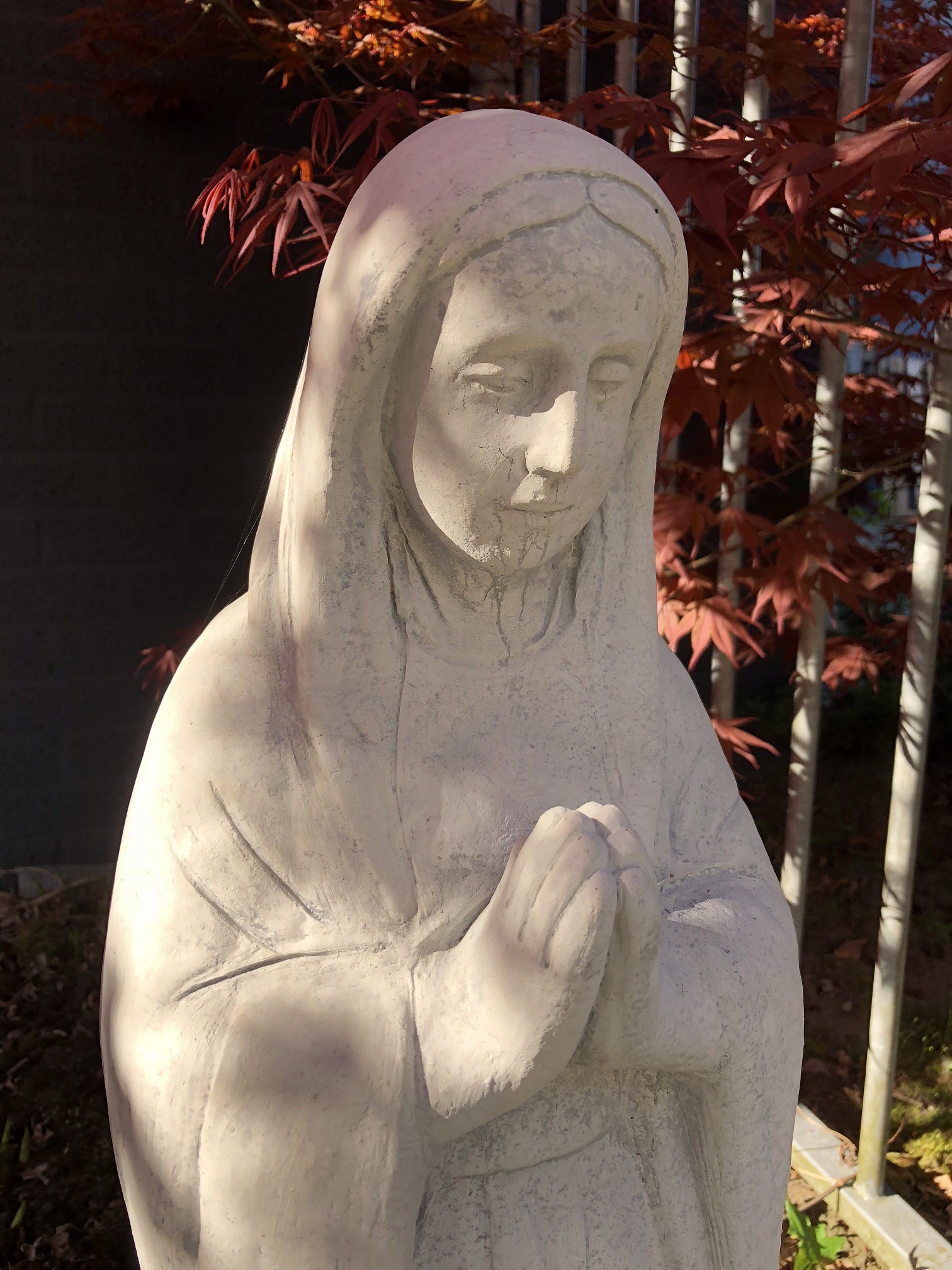 Mutter Maria / Mutter Maria, groß auf Sockel, Vollsteinskulptur