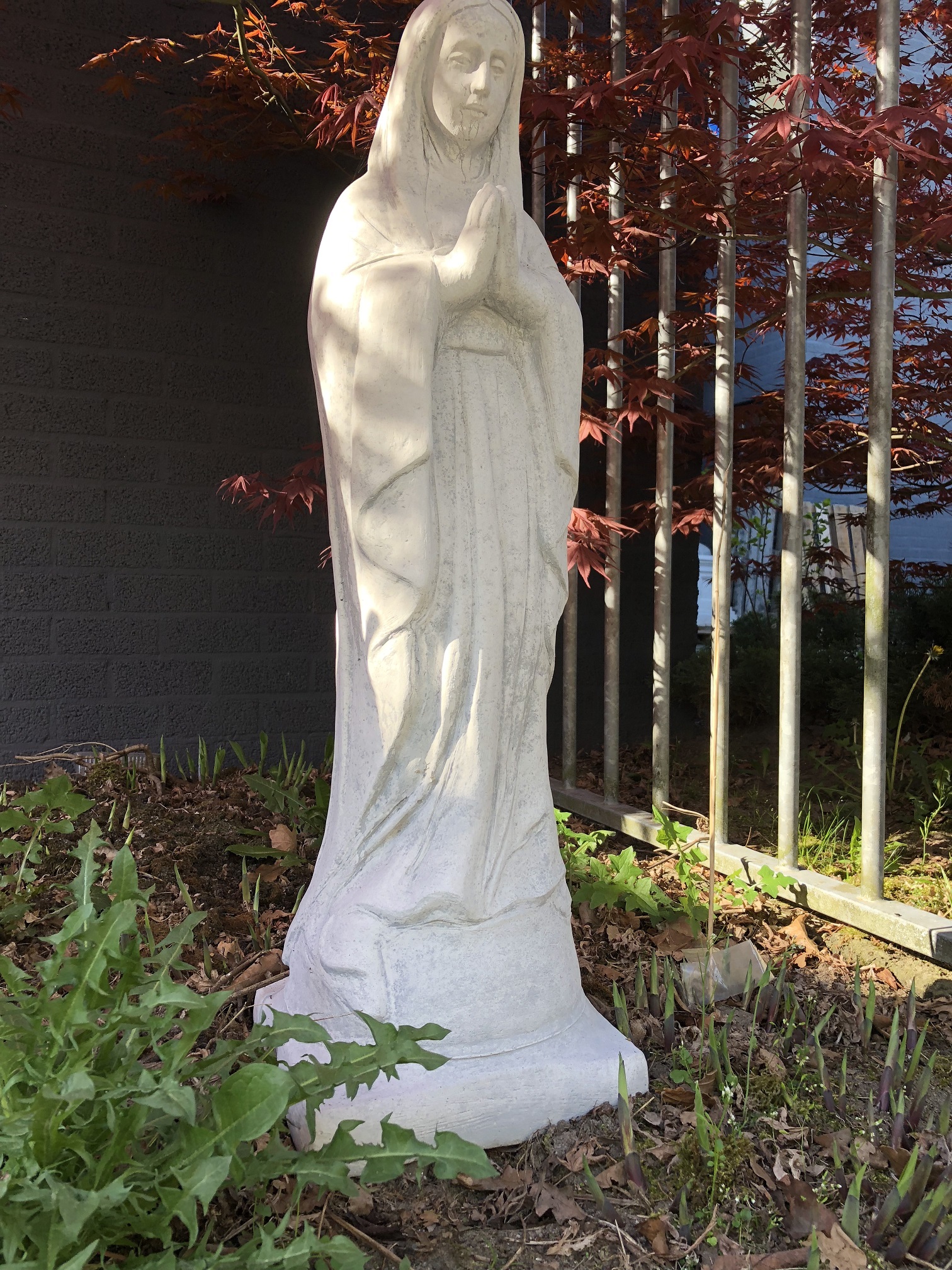Moeder Maria / Mother Mary, groot vol stenen beeld.