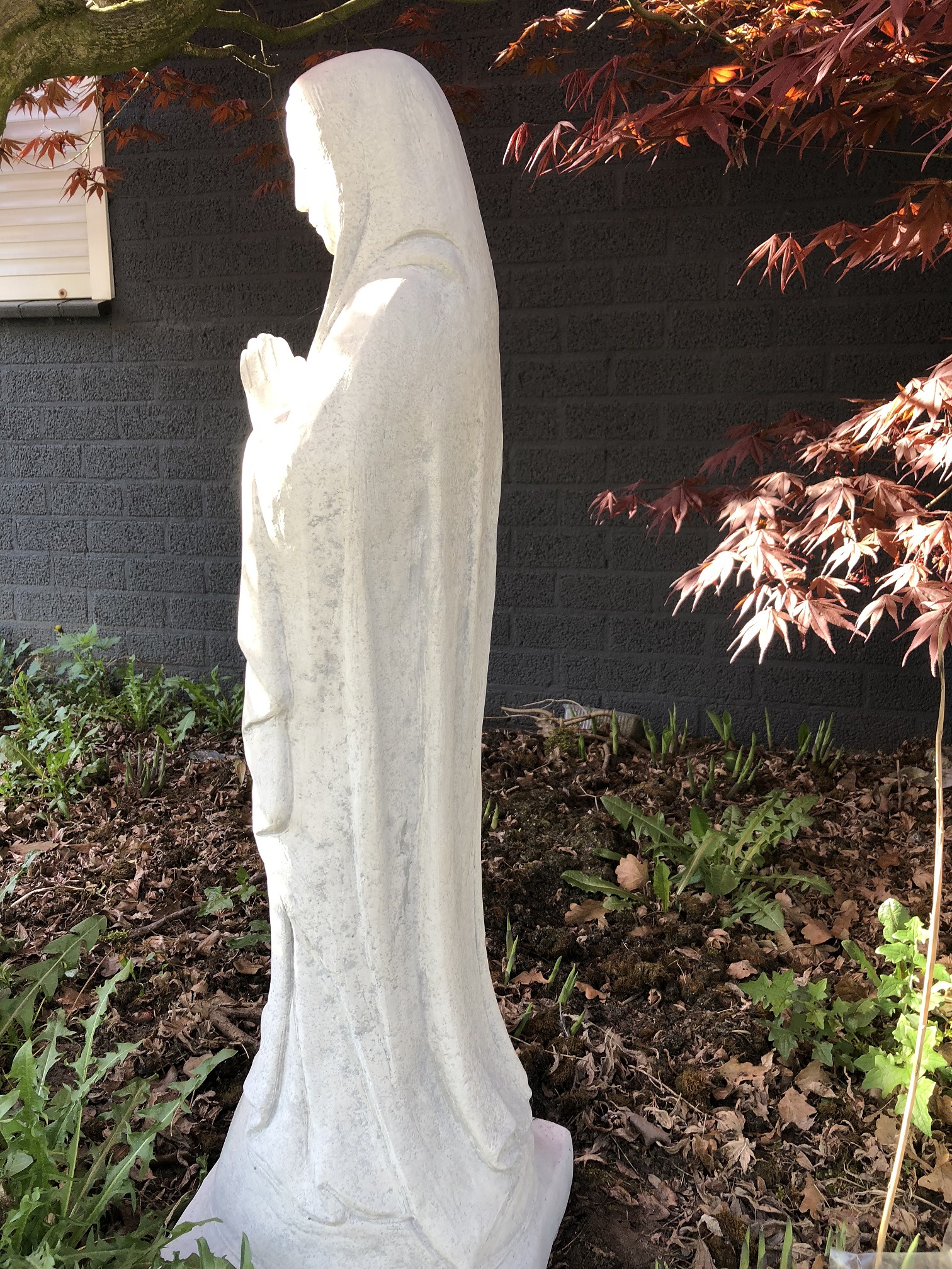 Mutter Maria / Mutter Maria, groß auf Sockel, Vollsteinskulptur