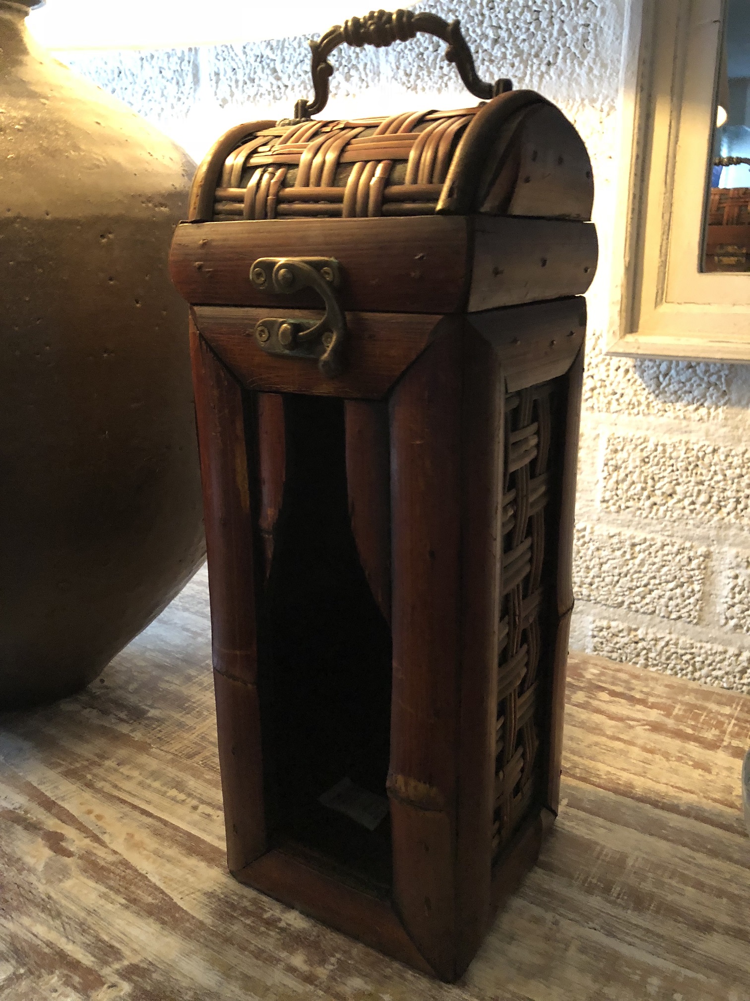 koloniaal houten kist voor een fles wijn, rechtop, bamboeafwerking, zeer apart!