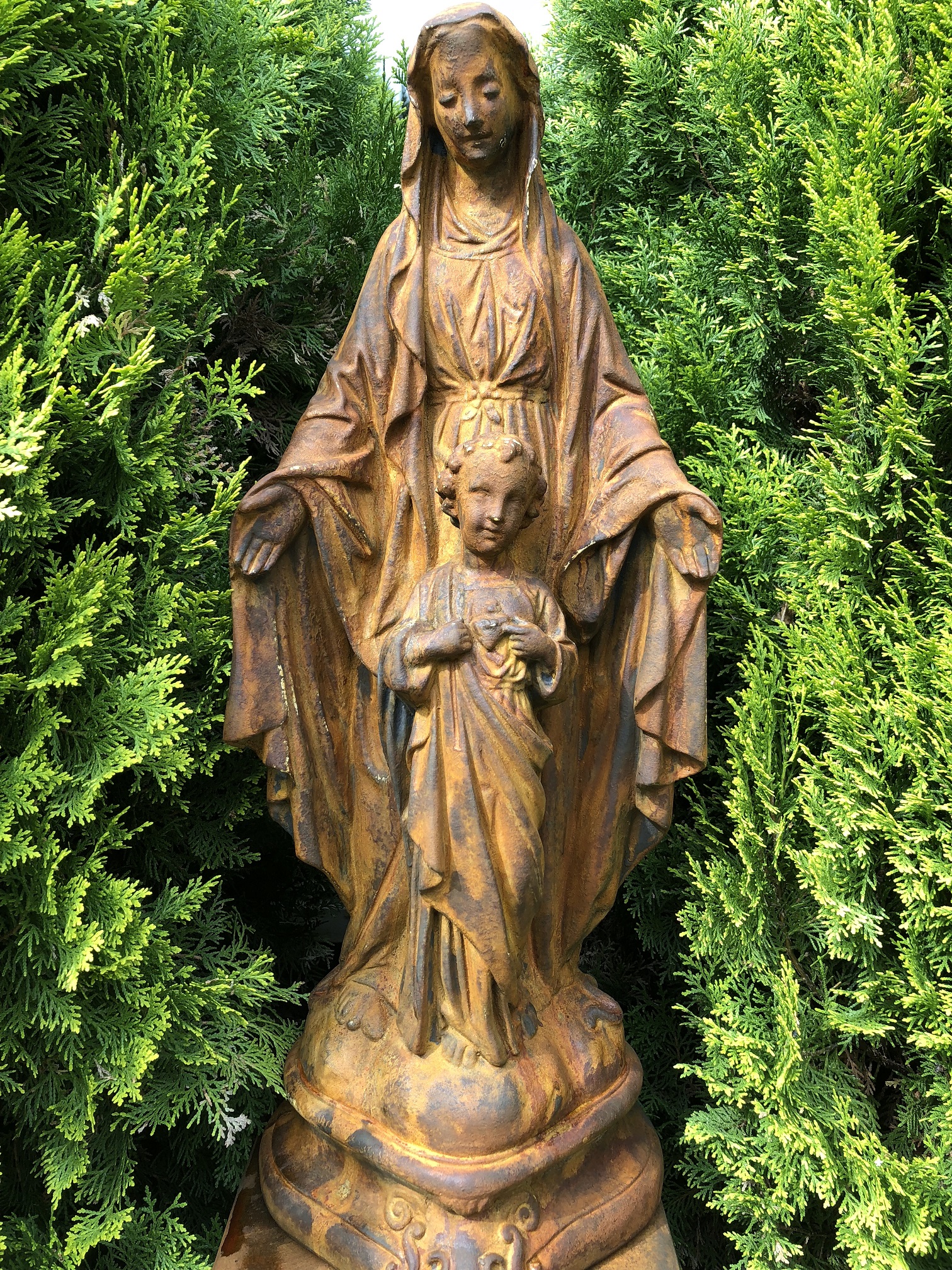 Maria met kind, vol steen oxide.