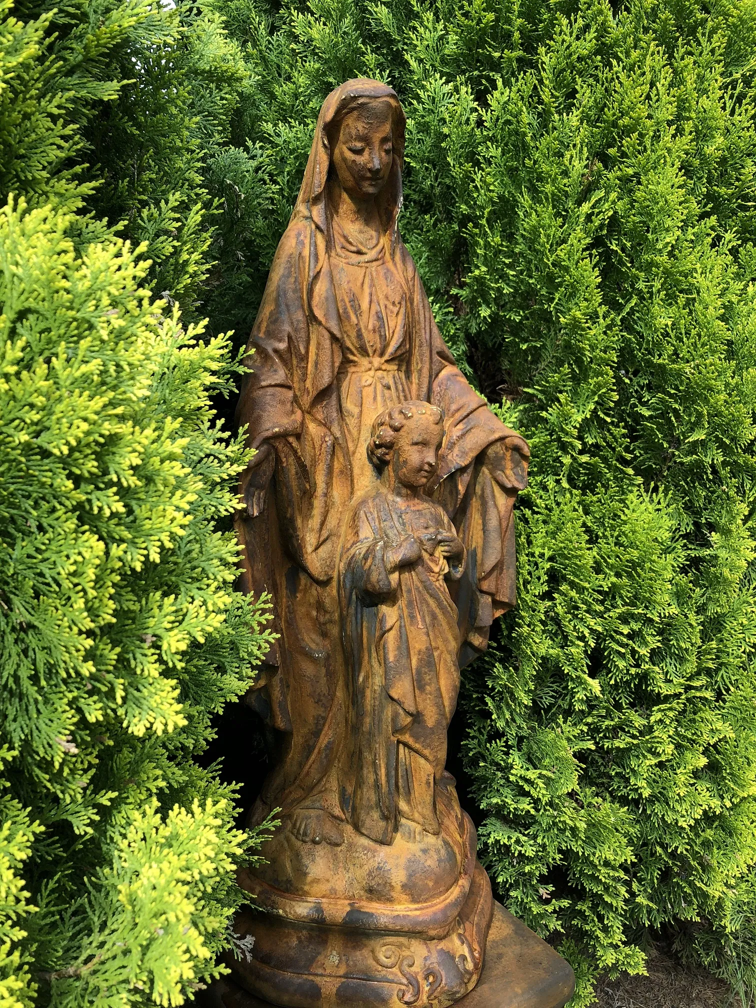 Maria met kind - op sokkel - steen - 105 cm - oxide