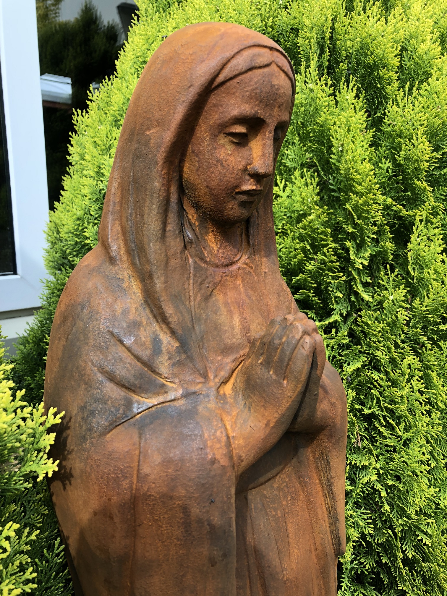 Moeder Maria / Mother Mary, groot op sokkel, vol stenen beeld oxide.