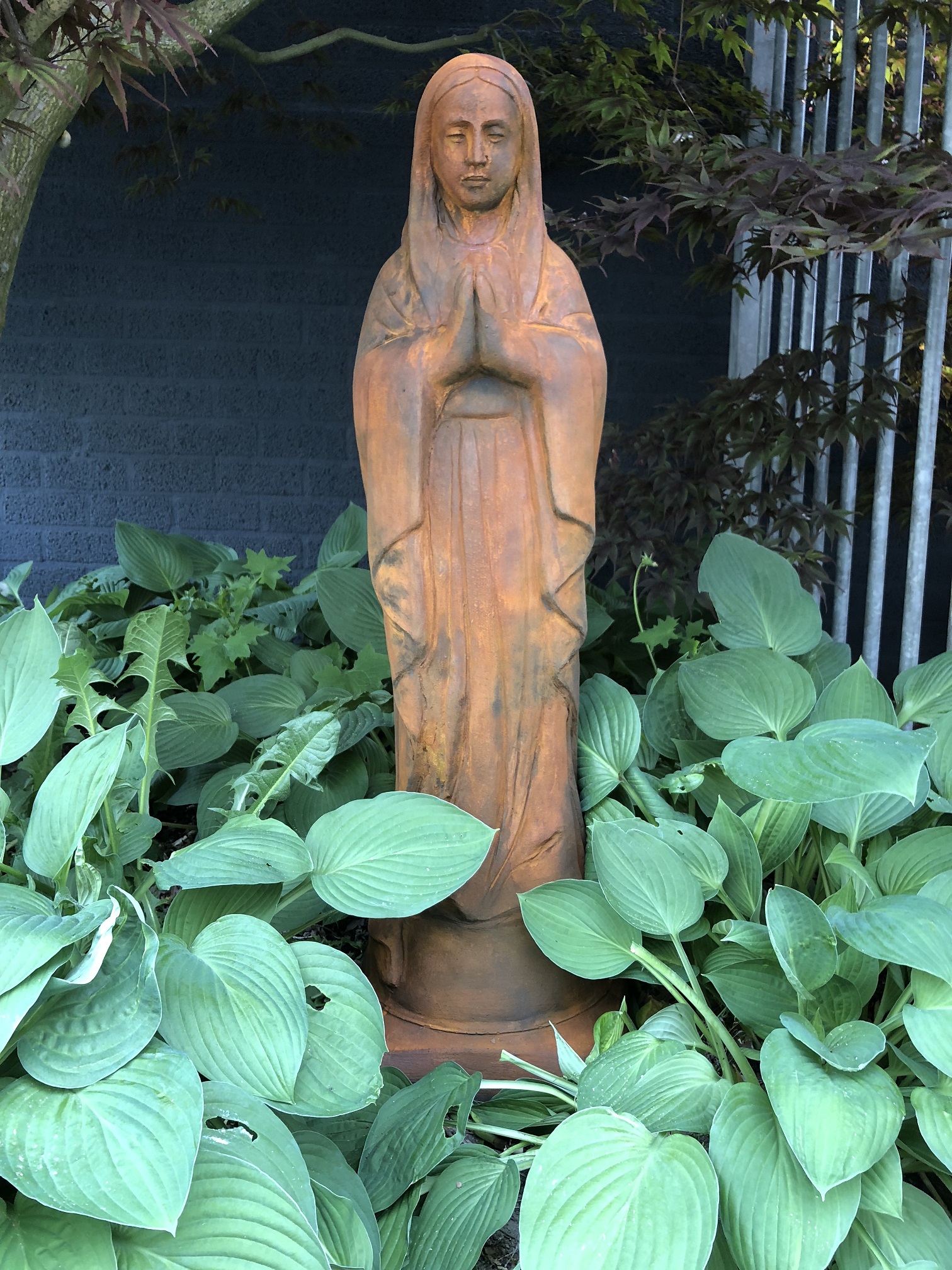 Mutter Maria / Mutter Maria, große Vollsteinskulptur, Oxid