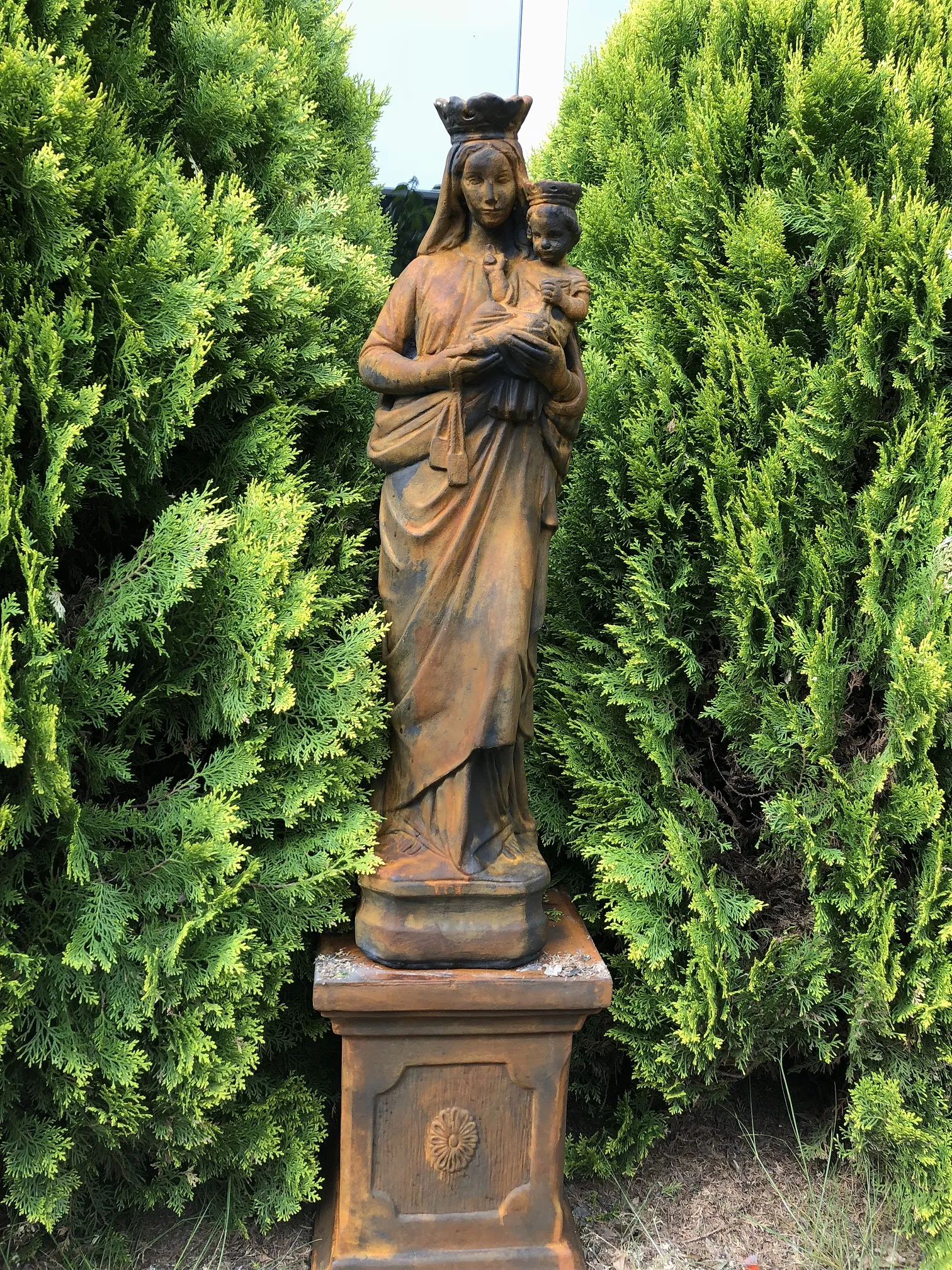 Maria met kind - op sokkel - steen - 120 cm - oxide