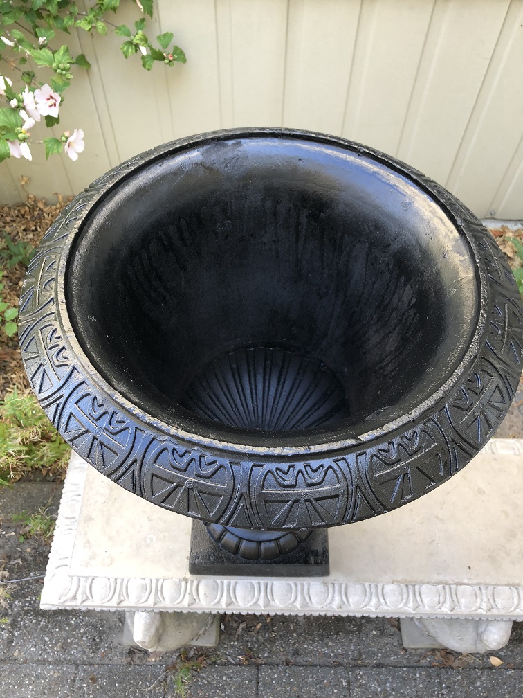 Schweres Pflanzgefäß oder Vase aus Gusseisen, schwarze Gartenvase