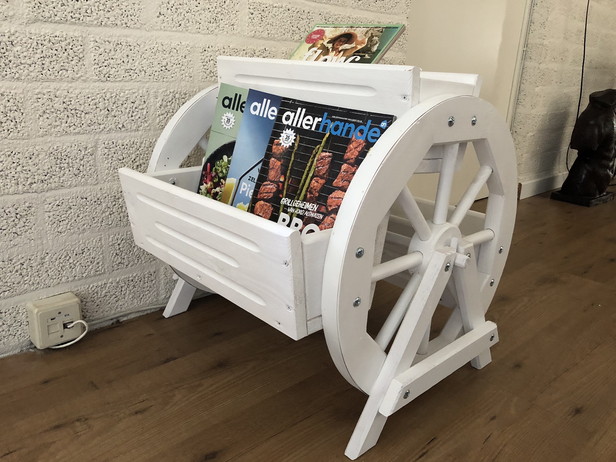 Zeitschriftenständer, Holz, mit 2 Wagenrädern Holz-weiß, sehr schön