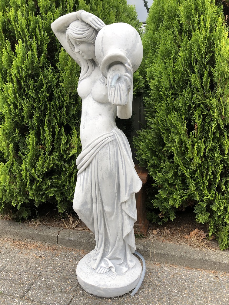 Prachtig wit stenen beeld van een staande vrouw met een waterkruik