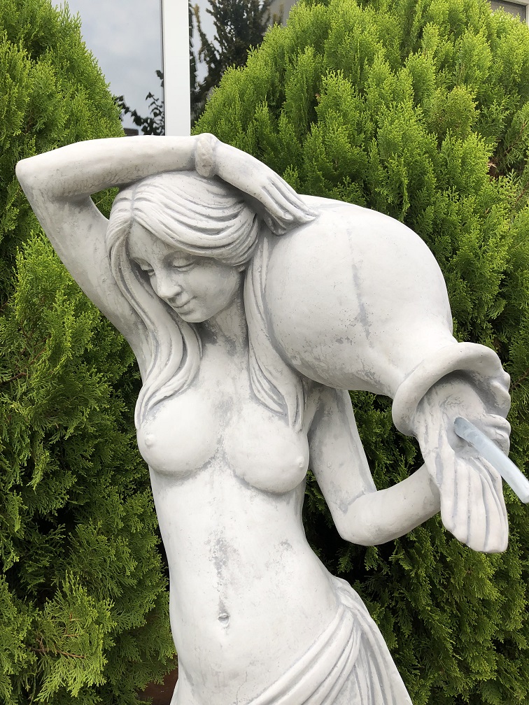 Schöne weiße Steinskulptur einer stehenden Frau mit einem Wasserkrug