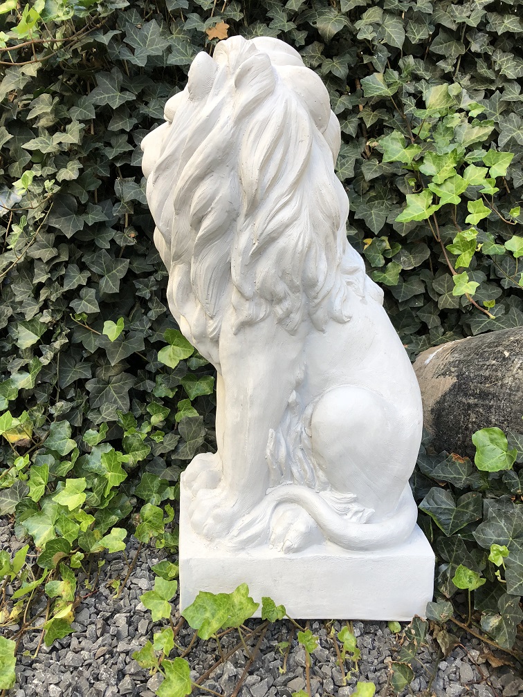 Schöner sitzender Löwe, Polystone, schöne Statue, Blick nach rechts