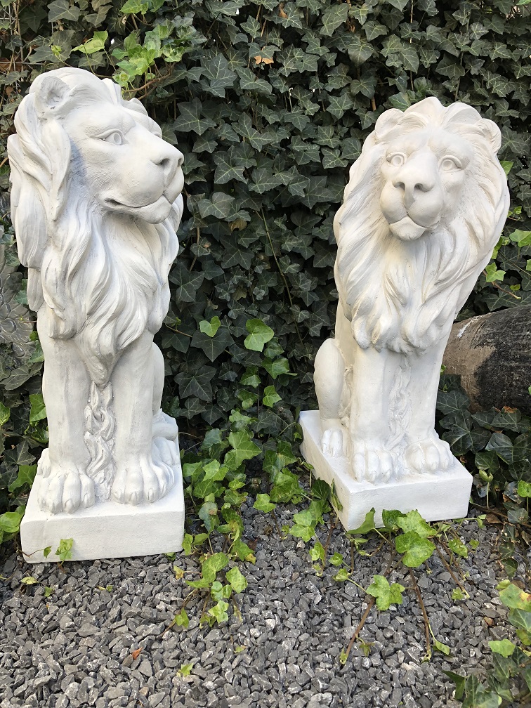 Schöner sitzender Löwe, Polystone, schöne Statue, Blick nach rechts