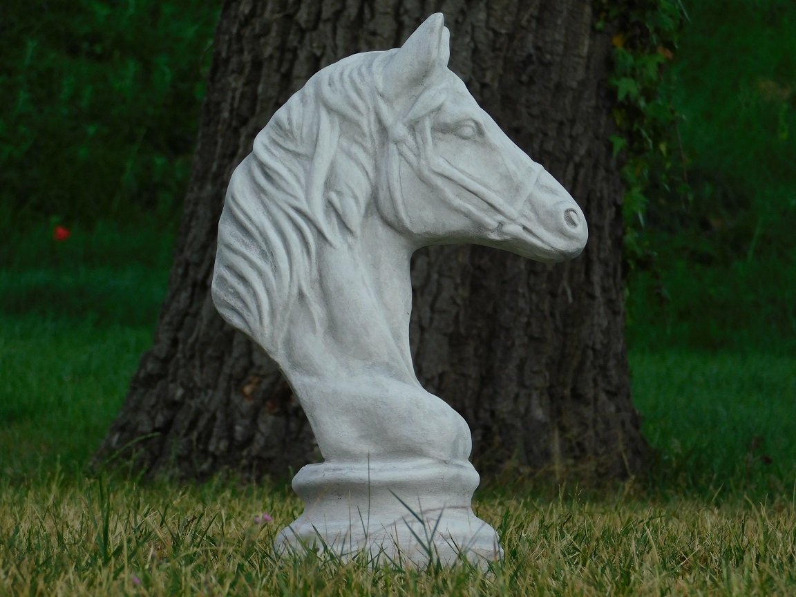 Sculptuur paardenhoofd, vol steen