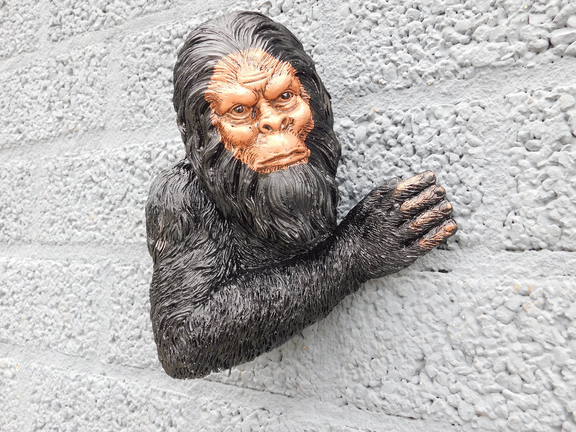 Ein Affe für die Wand, Tierskulptur eines Affen, der in die Ferne schaut