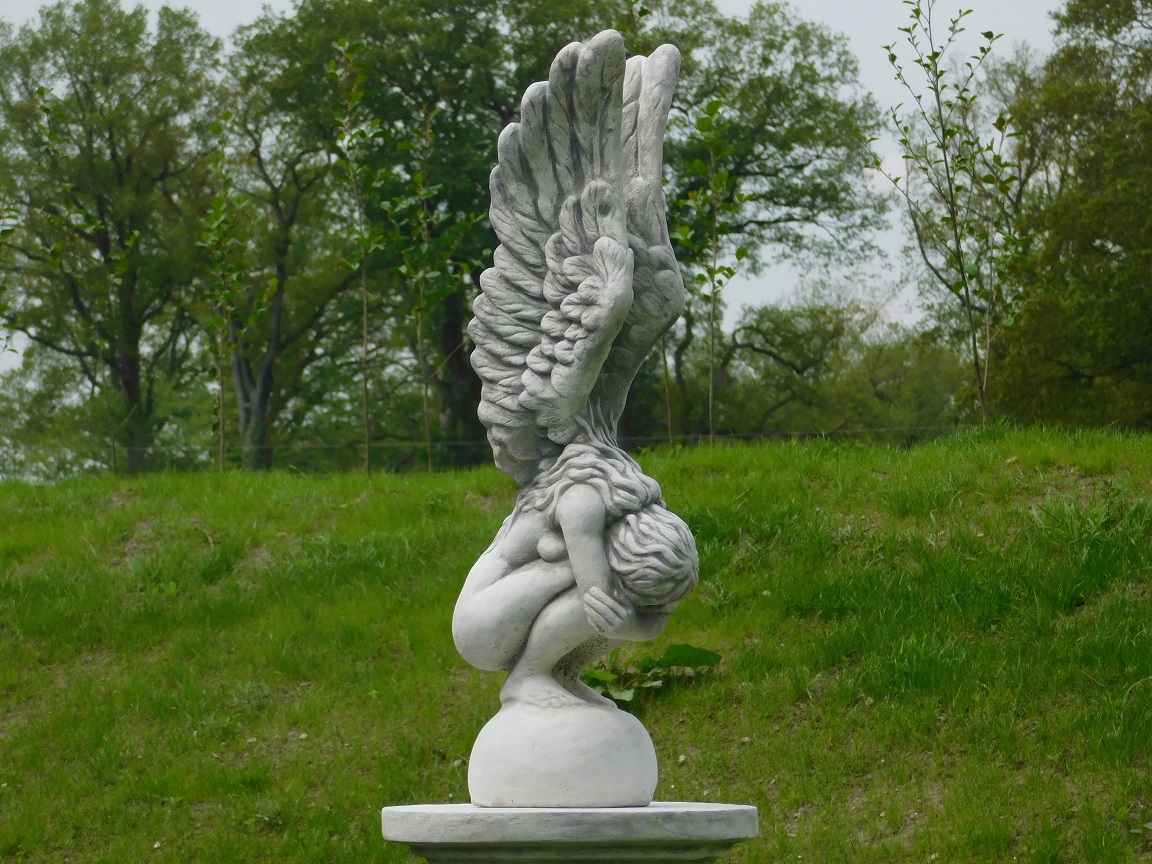 Kniender Engel mit erhobenen Flügeln, schöne Steinskulptur!