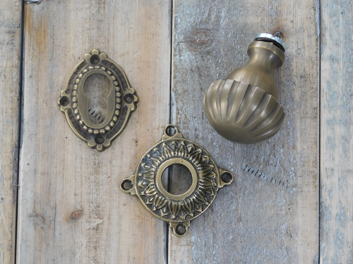 Set: 1 deurknop , 1 rozet , 1 lock rozet PZ , messing patina . De knop is niet roteerbaar