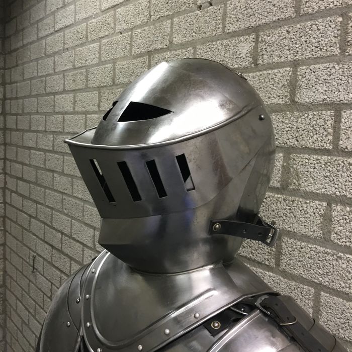 Origineel grote metalen ridder harnas outfit.