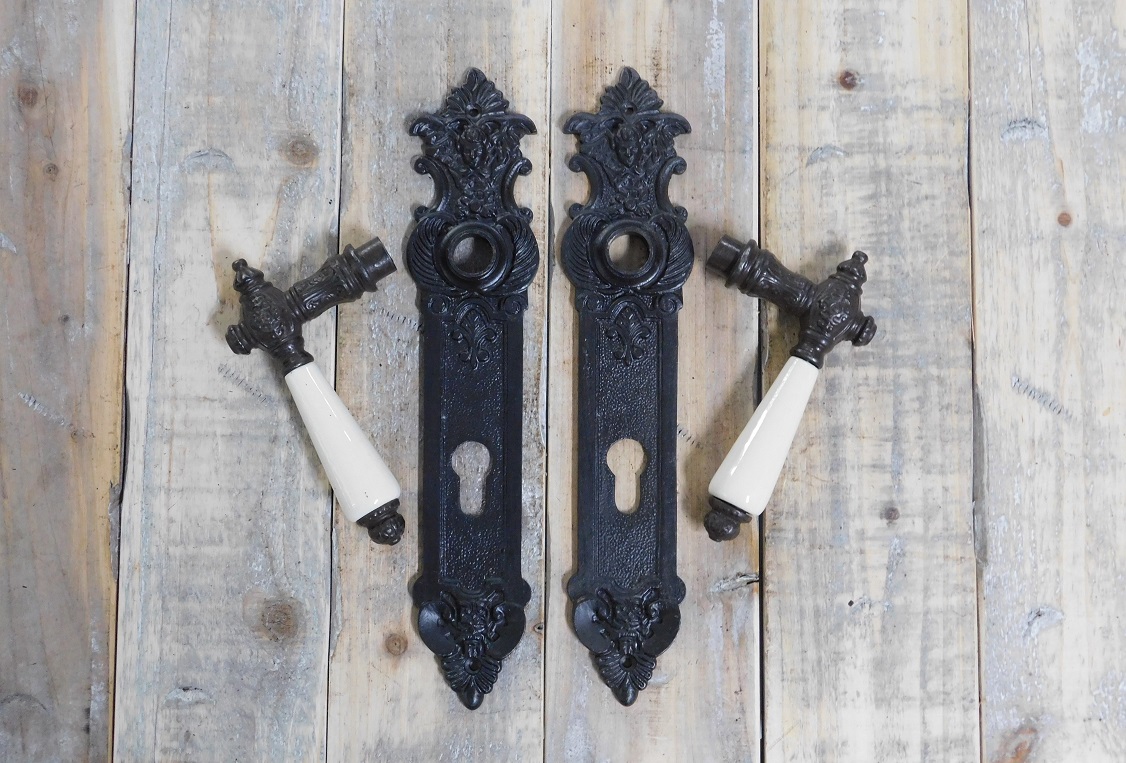 Set deurbeslag: 2 handgrepen met porseleinen handvat, ivoor, + 2 beschermende platen PZ92 engel, antieke ijzeren
