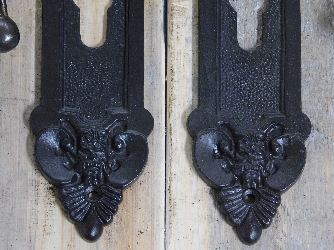Set deurbeslag: 2 handgrepen gedraaid ijzer + 2 beschermende platen PZ92 engel, antieke ijzeren