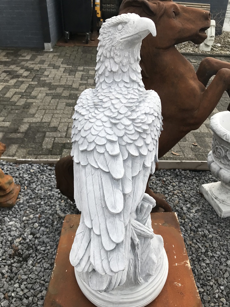 Detaillierte Skulptur eines Adlers auf einem Felsen sitzend, aus Stein