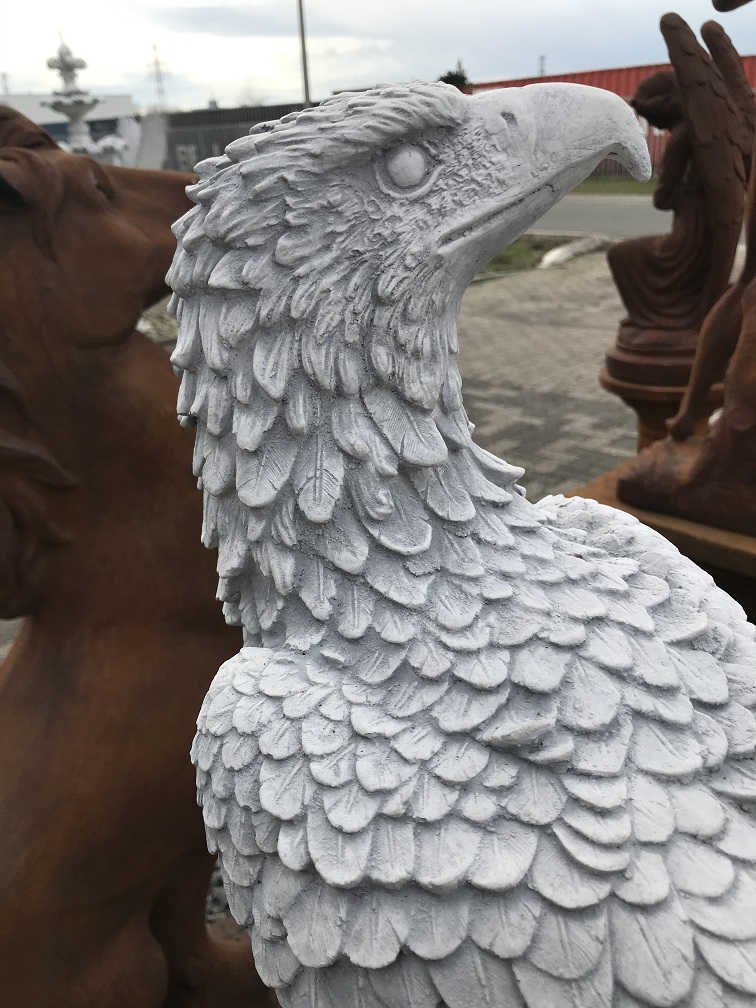 Detaillierte Skulptur eines Adlers auf einem Felsen sitzend, aus Stein