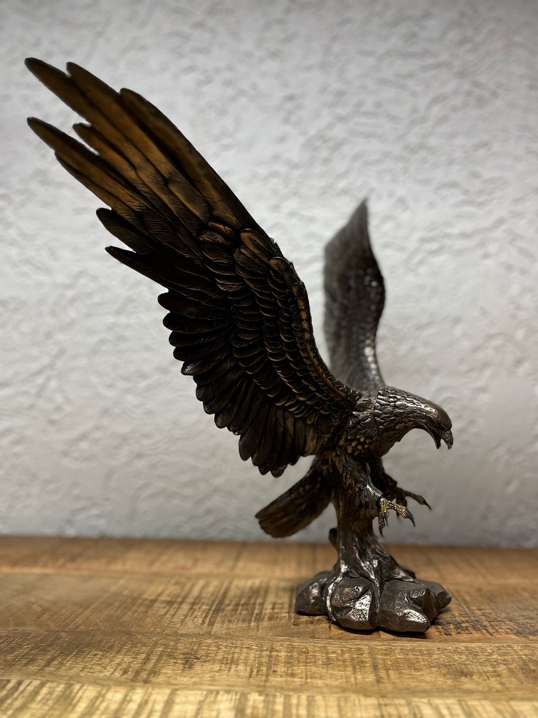 Beeindruckende Gartenstatue Adler, Adler bronzefarben, im Detail