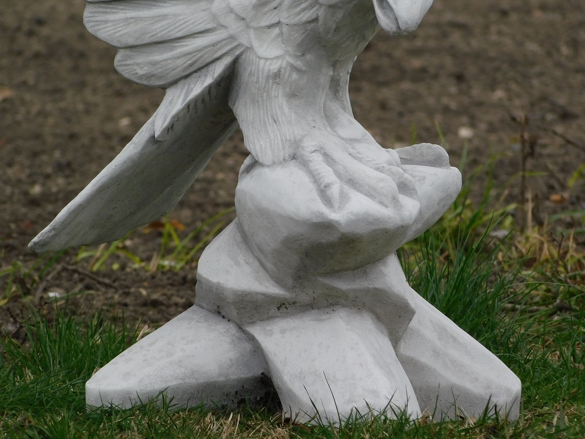 Tuinbeeld adelaar groot steen, met vleugels omhoog