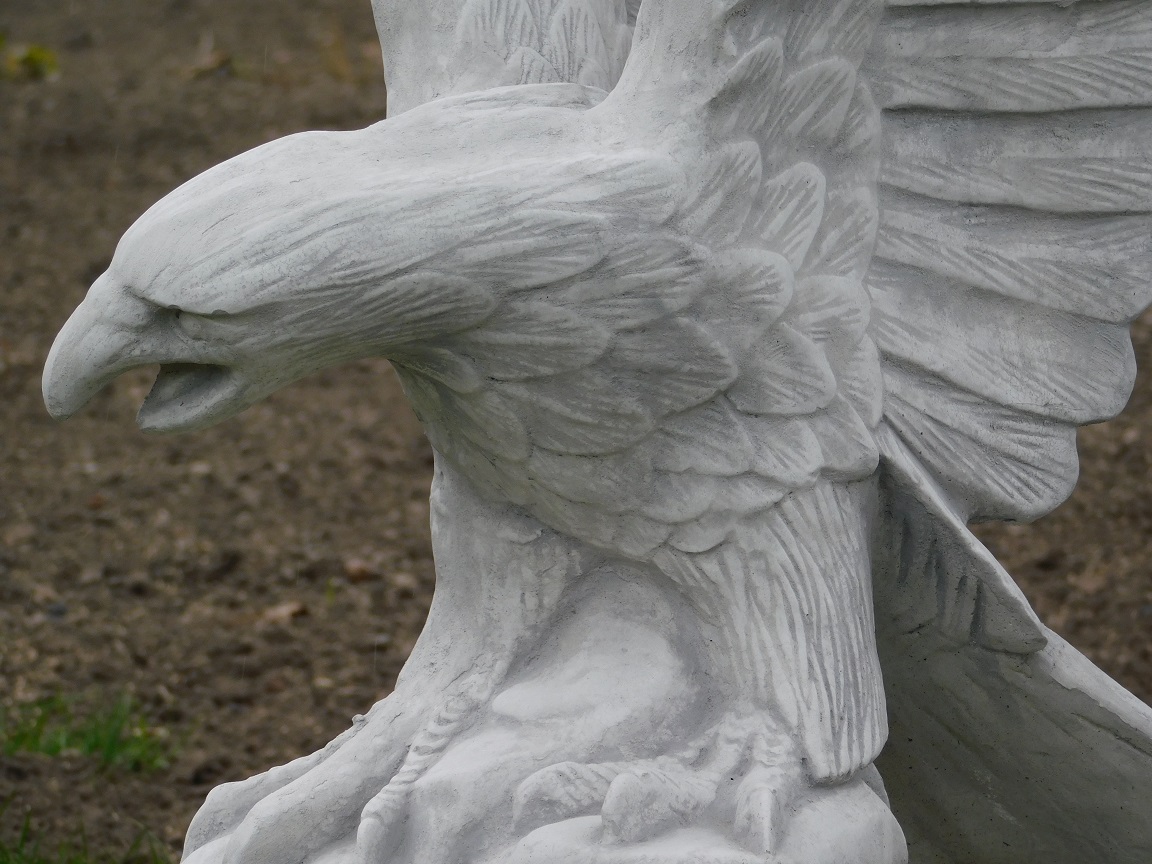 Gartenstatue Adler großer Stein, mit Flügeln nach oben