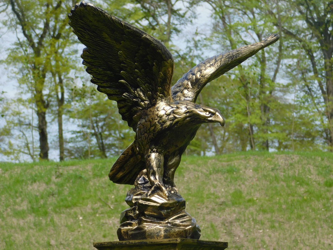 Gartenstatue Adler, goldener schwarzer Adler auf Sockel, exklusive Statue