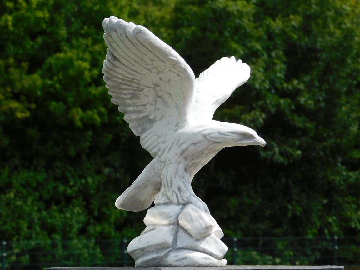 Adler, Steingartenstatue, Raubvogel in Aktion