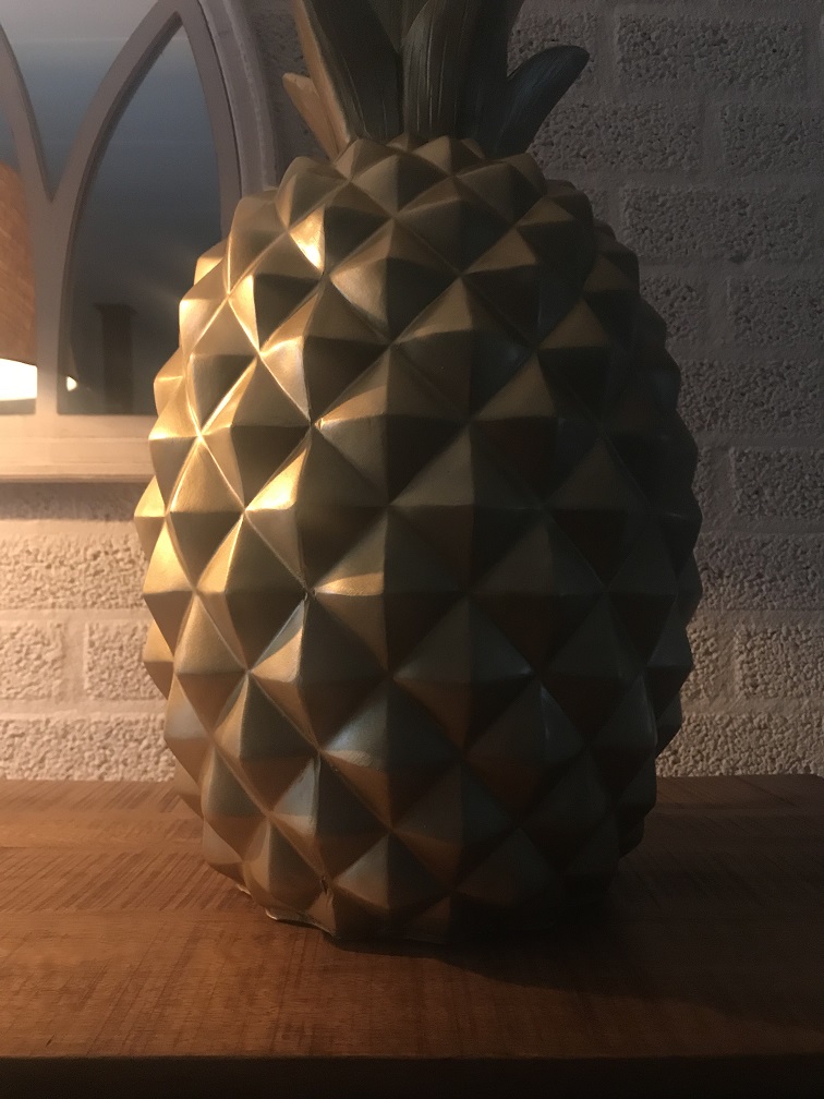 Grote ananas gemaakt van polystone, goud-kleurig