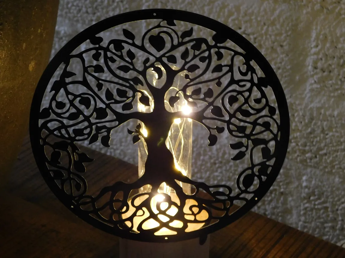 Leuke lamp met hiervoor een sierlijk ornament, 'levensboom' - dé webshop voor decoratie in én om het huis!