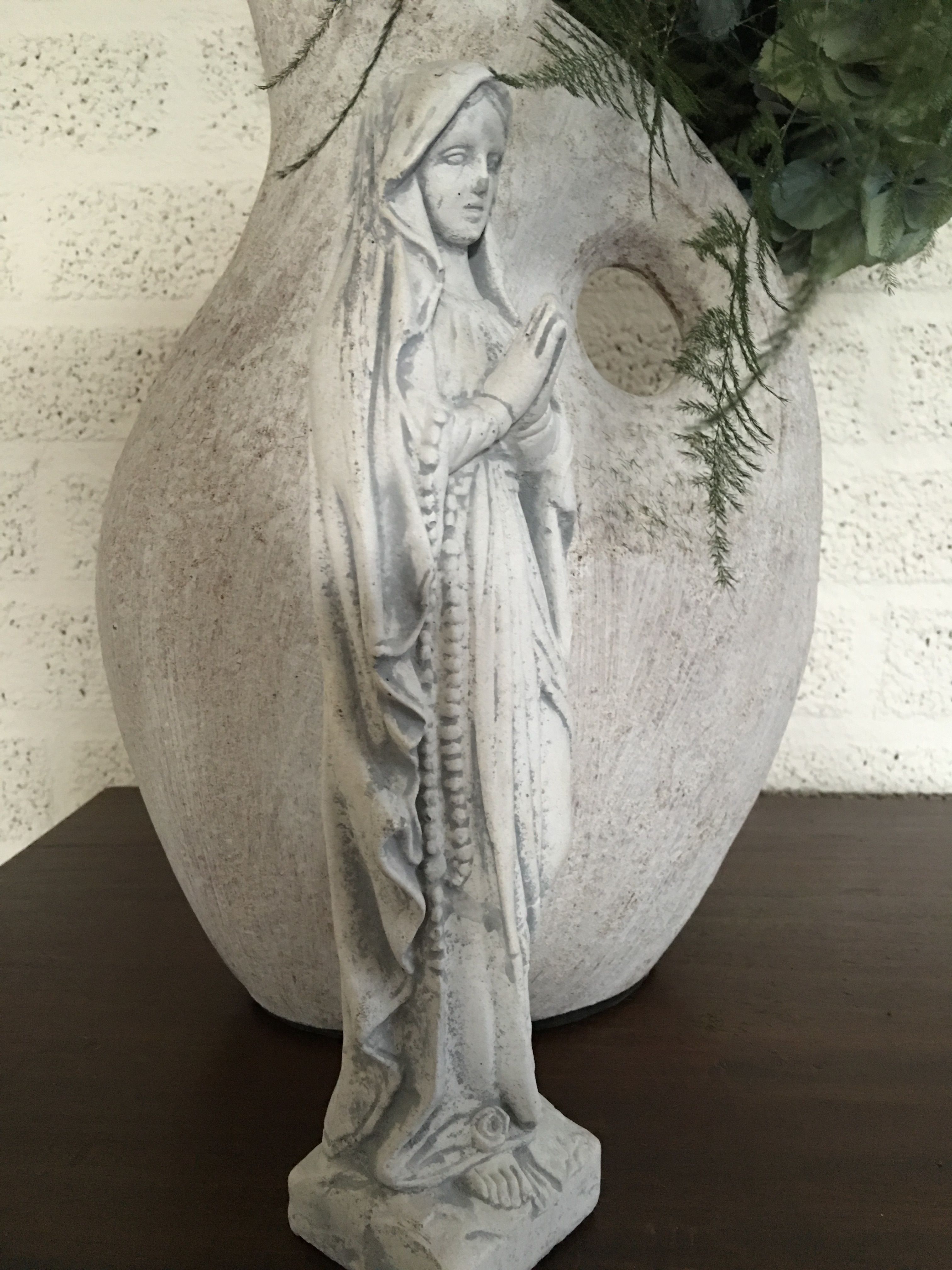 Maria beeld biddend, vol steen
