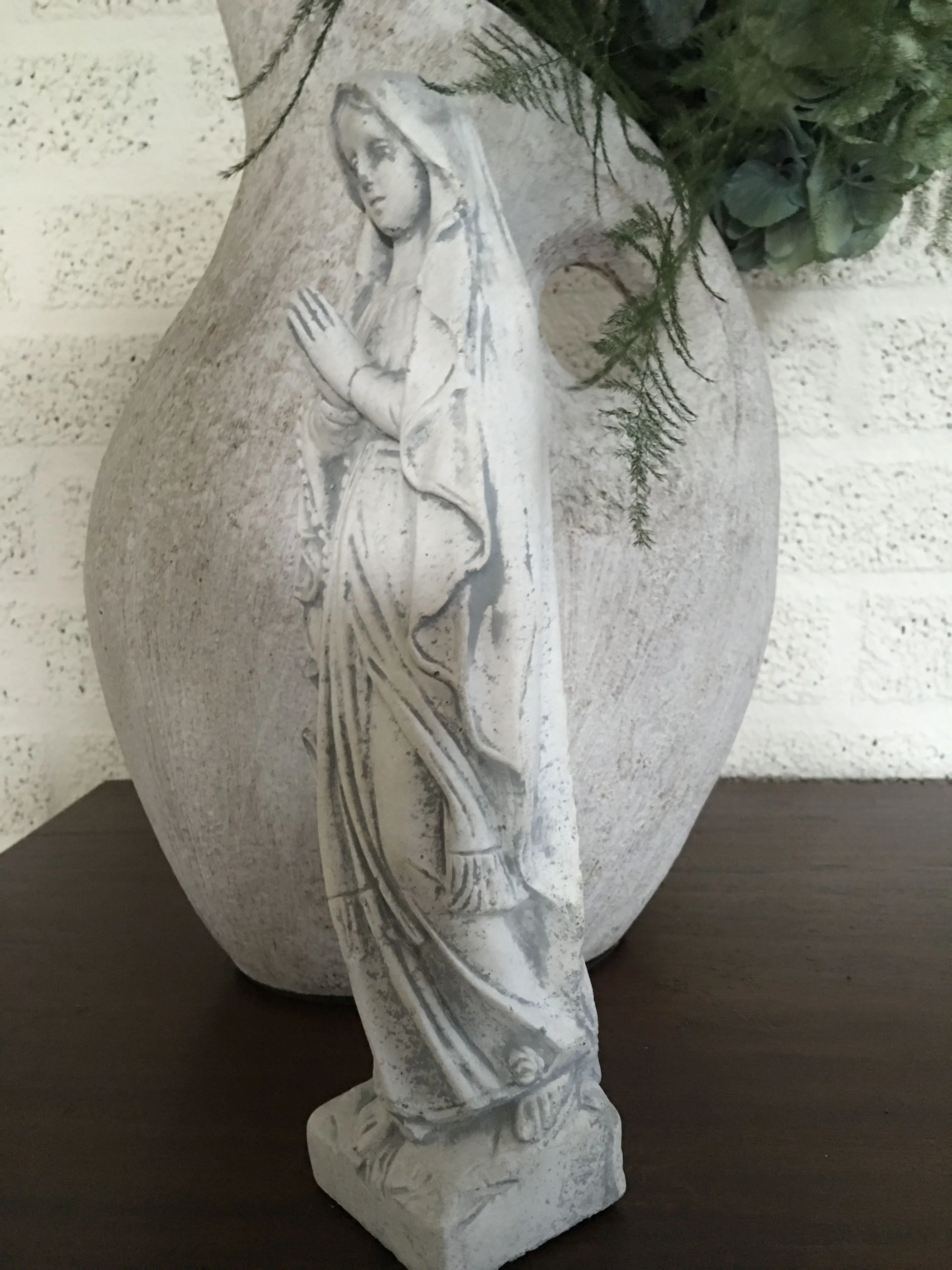 Biddende Maria - stenen beeld - 30 cm - klassiek wit