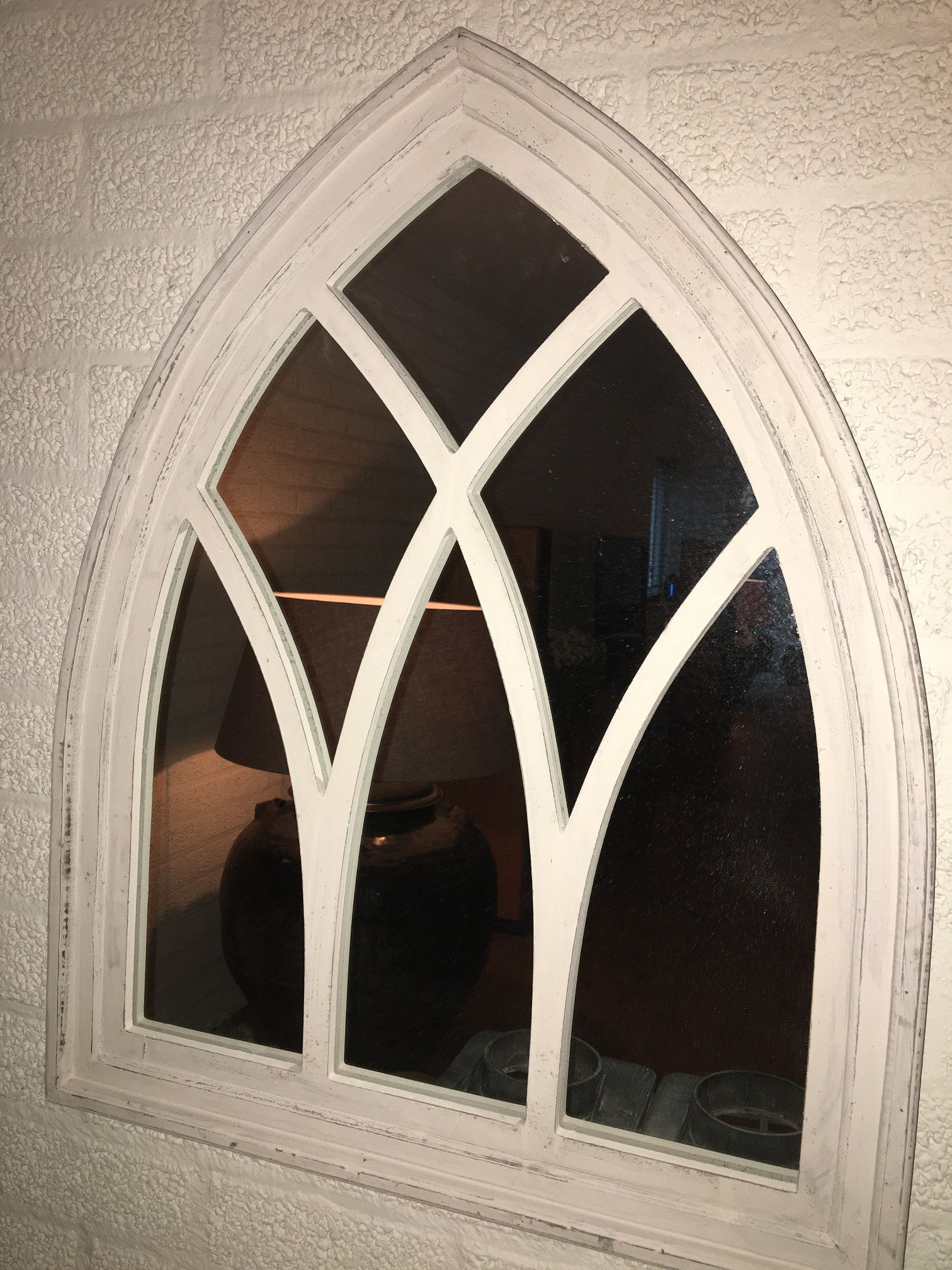 Spiegelfenster mit Holzrahmen in weißer Farbe