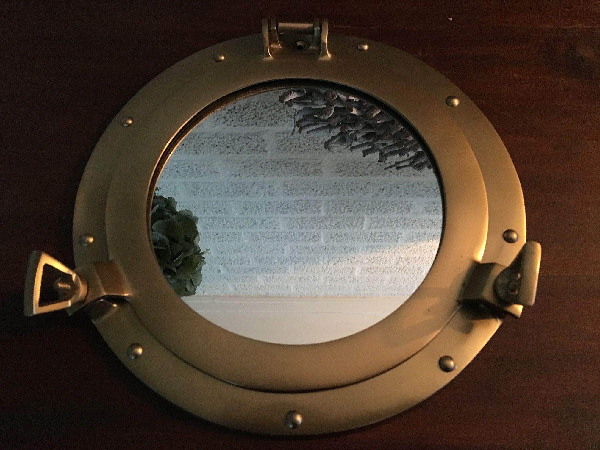 Schiffsfensterspiegel aus Messing, klappbar.