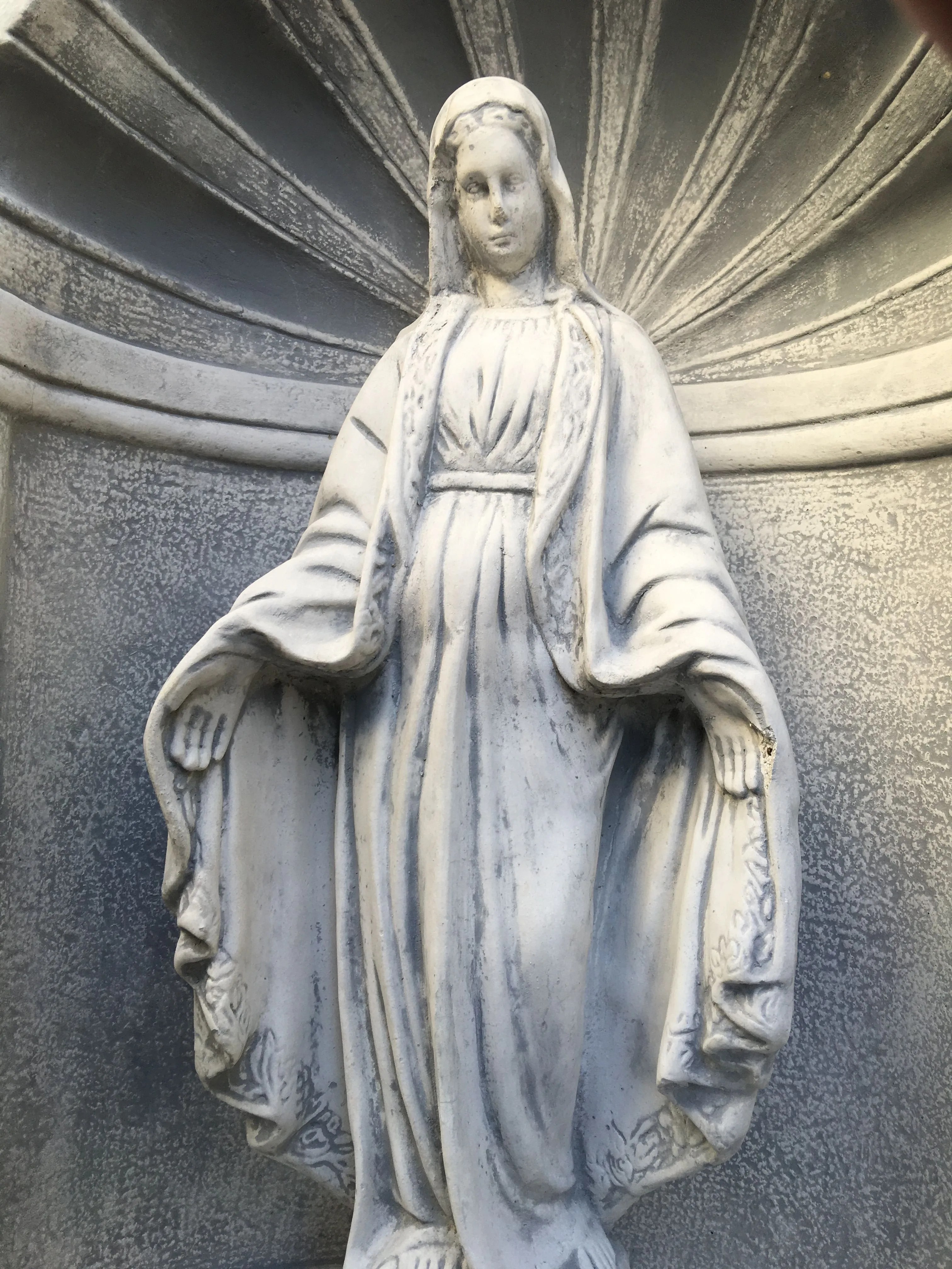 Maria in bidkapel - stenen beeld - 70 cm - klassiek wit