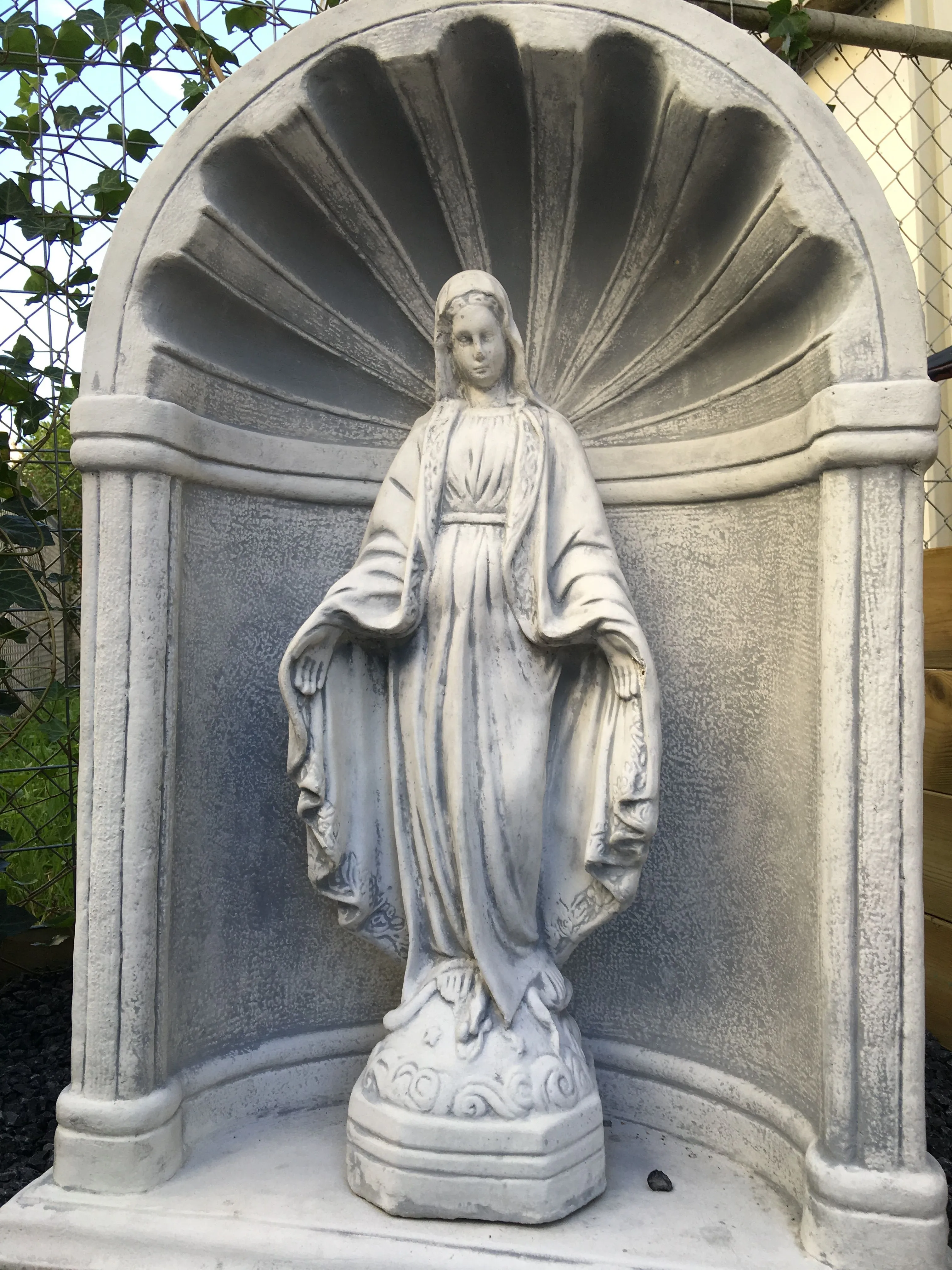 Maria in bidkapel - stenen beeld - 70 cm - klassiek wit