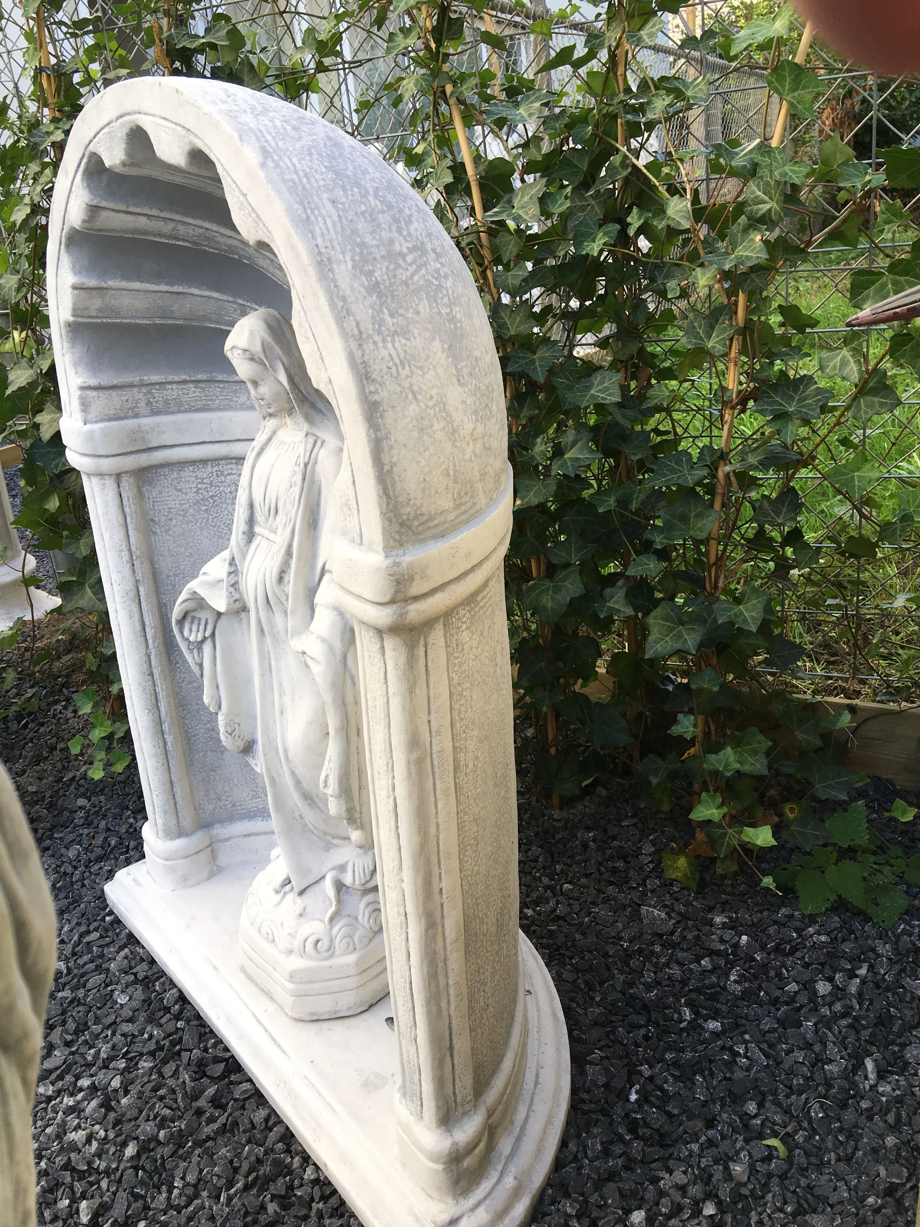 Maria in bidkapel - stenen beeld - 70 cm - klassiek wit