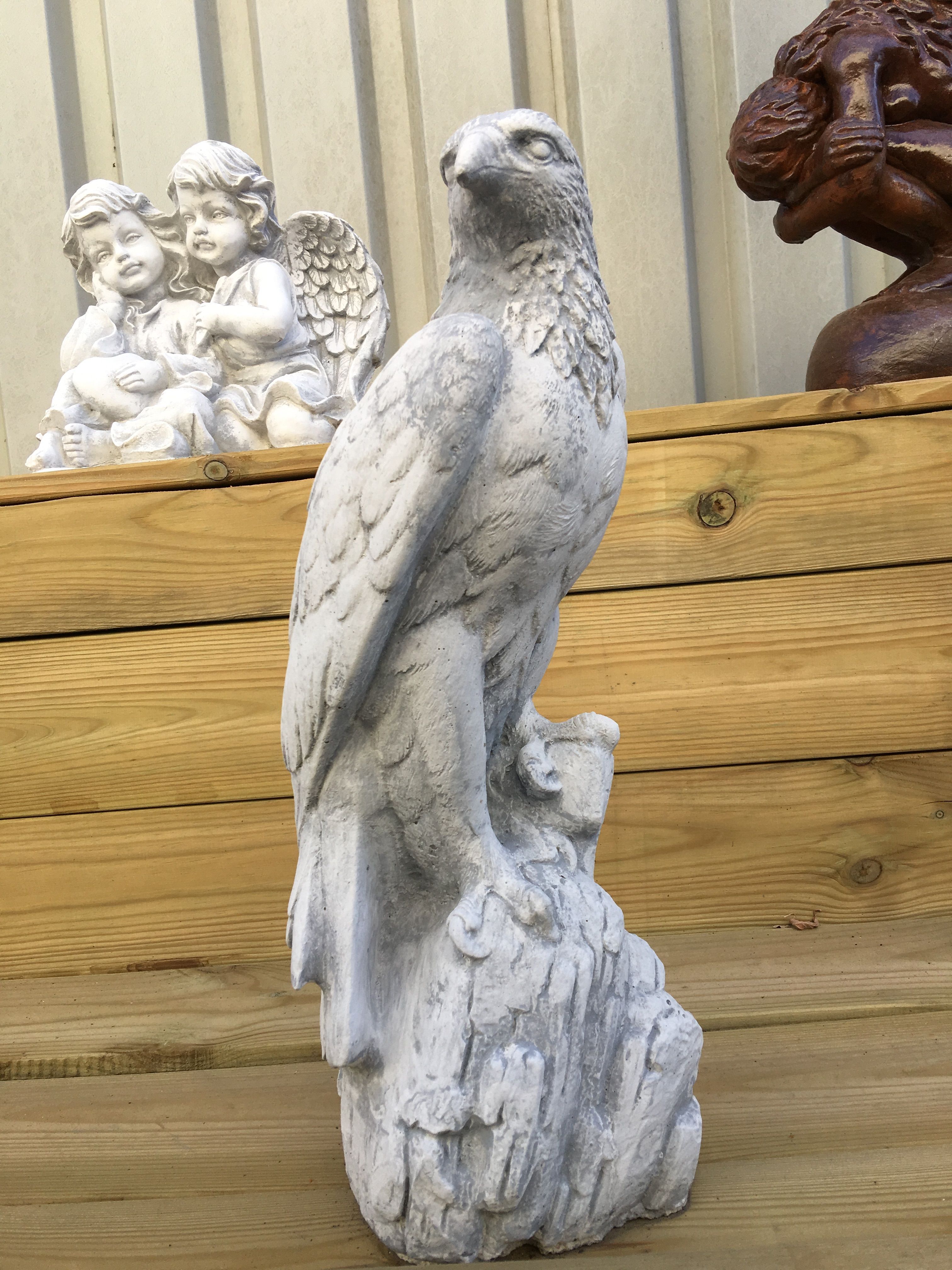 Ein schöner, sitzender Adler, voll von Stein