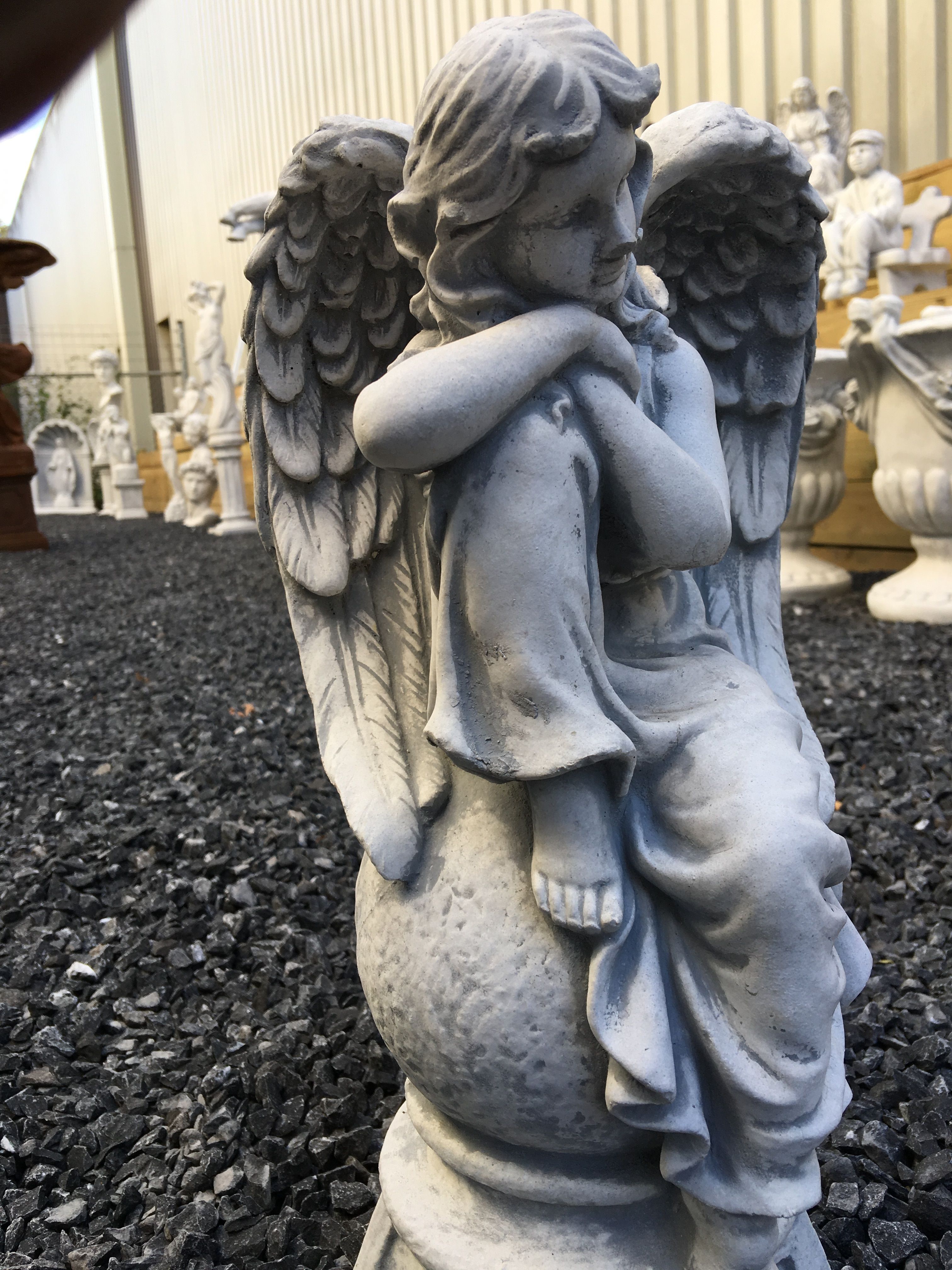 Engel auf Kugel, Vollsteinskulptur und schöne Statue!