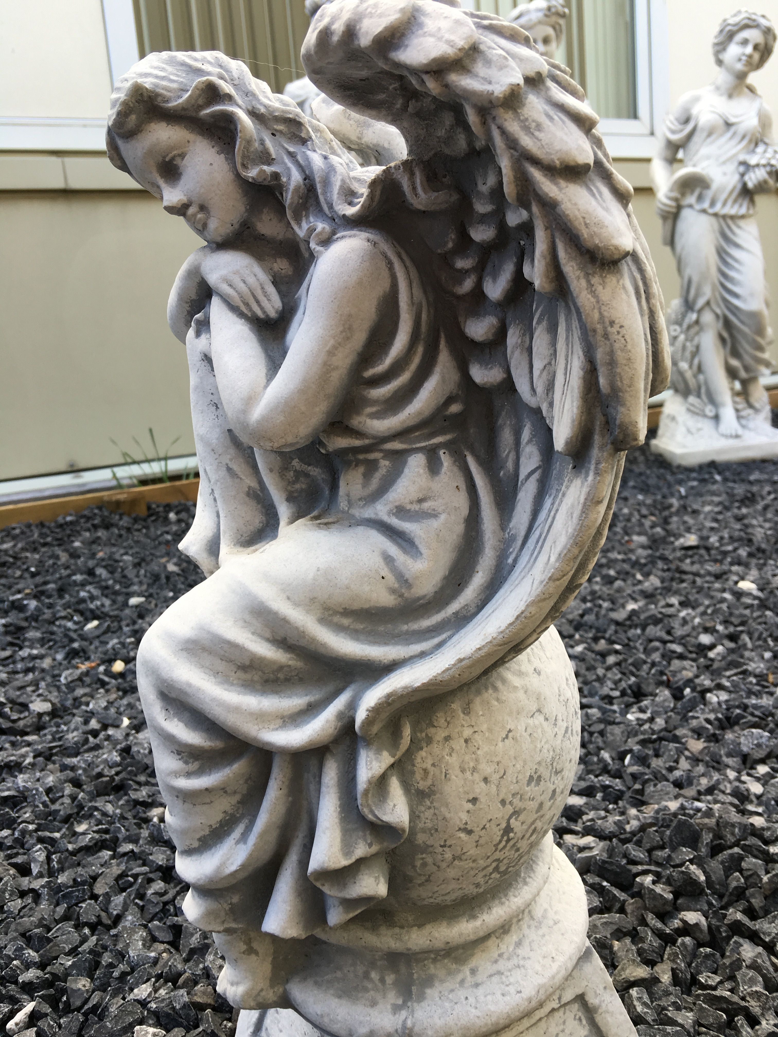 Engel auf Kugel, Vollsteinskulptur und schöne Statue!