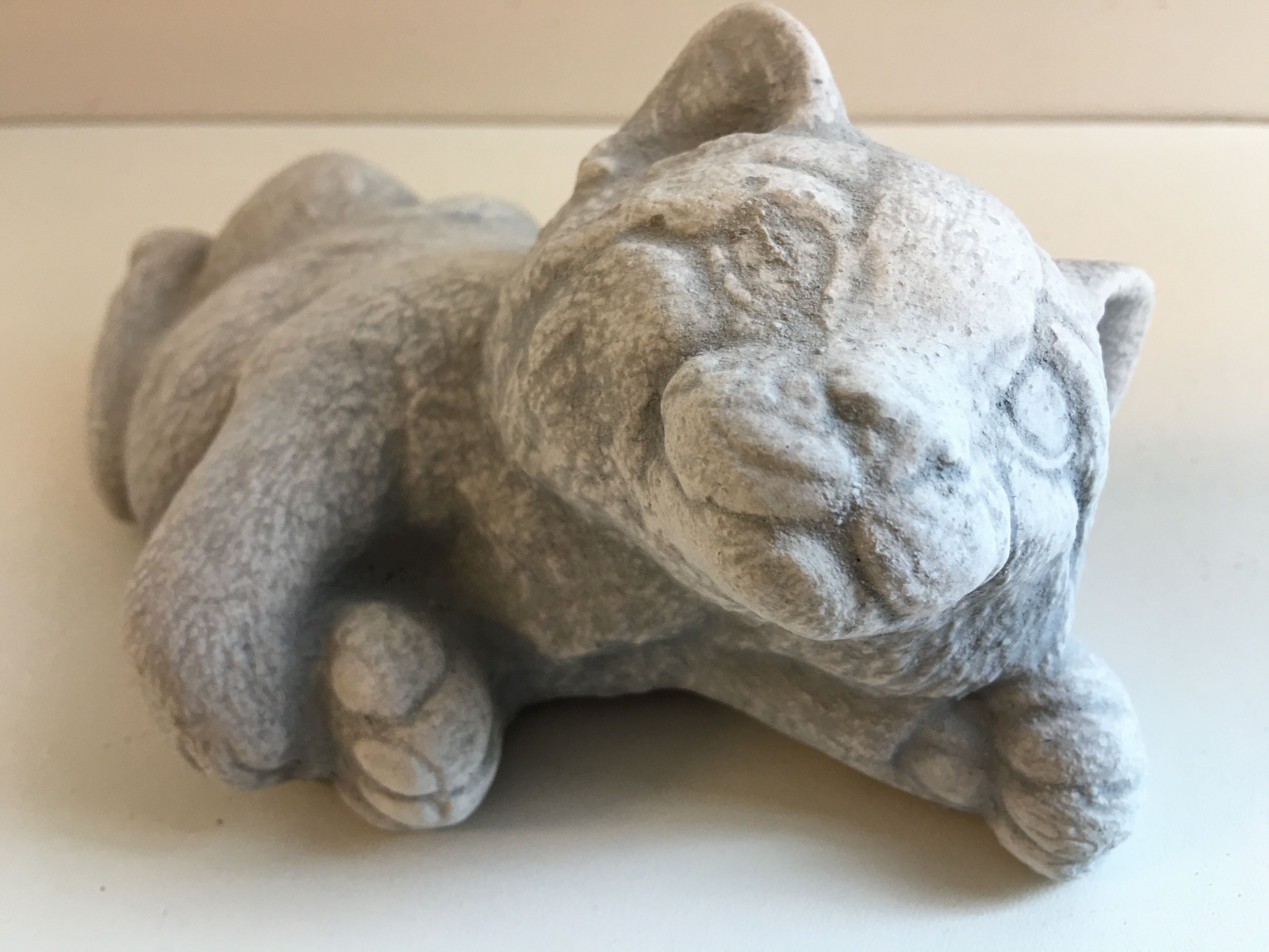 Katzenskulptur, liegende Katze, massiver Stein