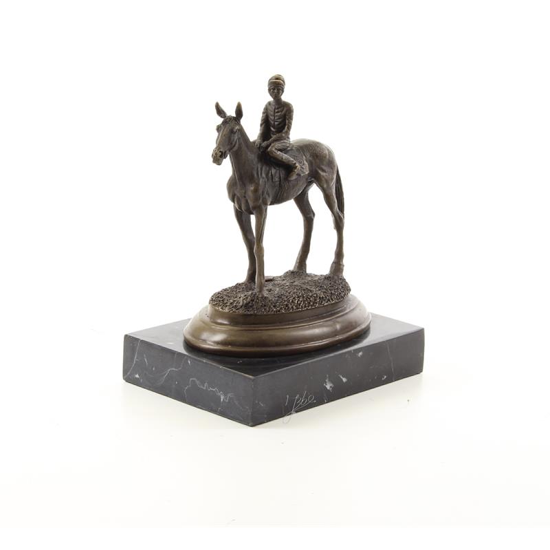 Een bronzen sculptuur van een paard met rijder