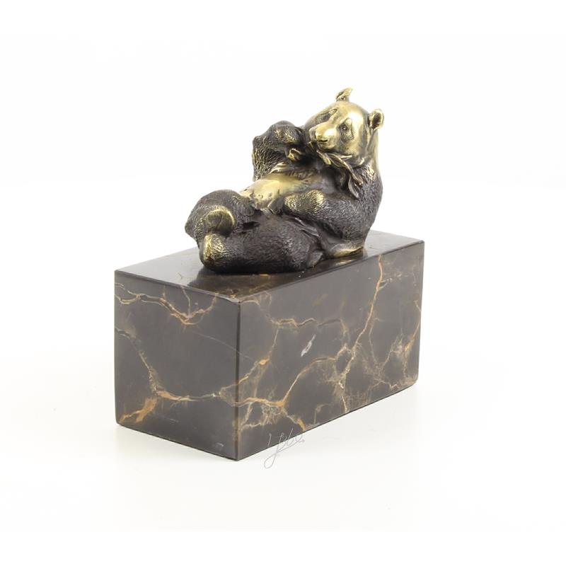 Een bronzen beeld/sculptuur van een etende panda
